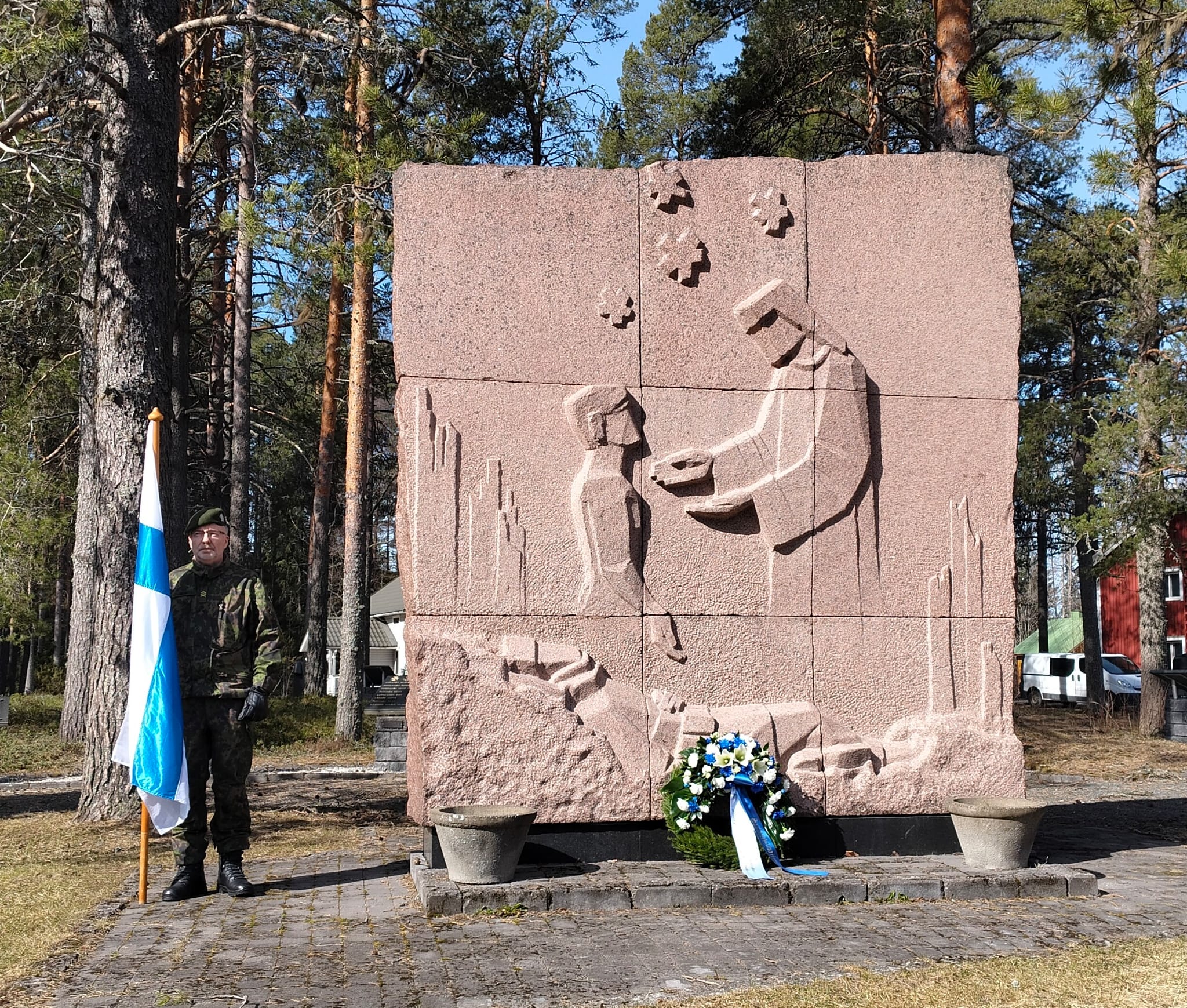 Messu Kunnivartio ja seppele sankarivainajien muistomerkillä.
