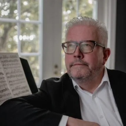 Kuvassa Jari Hakkarainen flyygelin äärellä