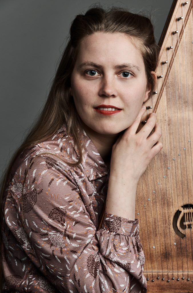 Kuvassa Jenni Venäläinen ja kantele