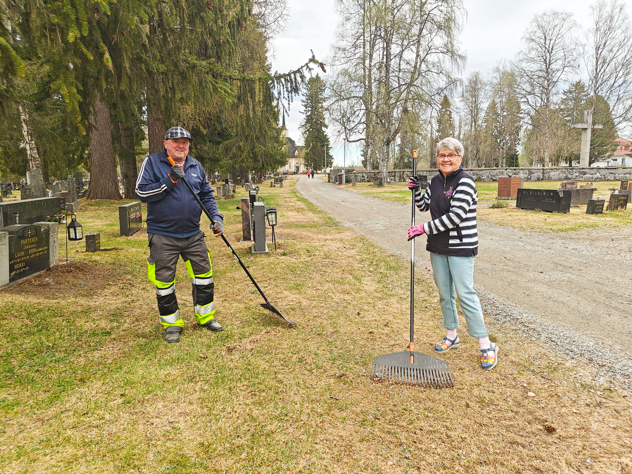 Risut Roskat Ja M nnynk vyt Siivotaan Pois Talkoilla Hautausmailta risut-roskat-ja-m-nnynk-vyt-siivotaan-pois-talkoilla-hautausmailta