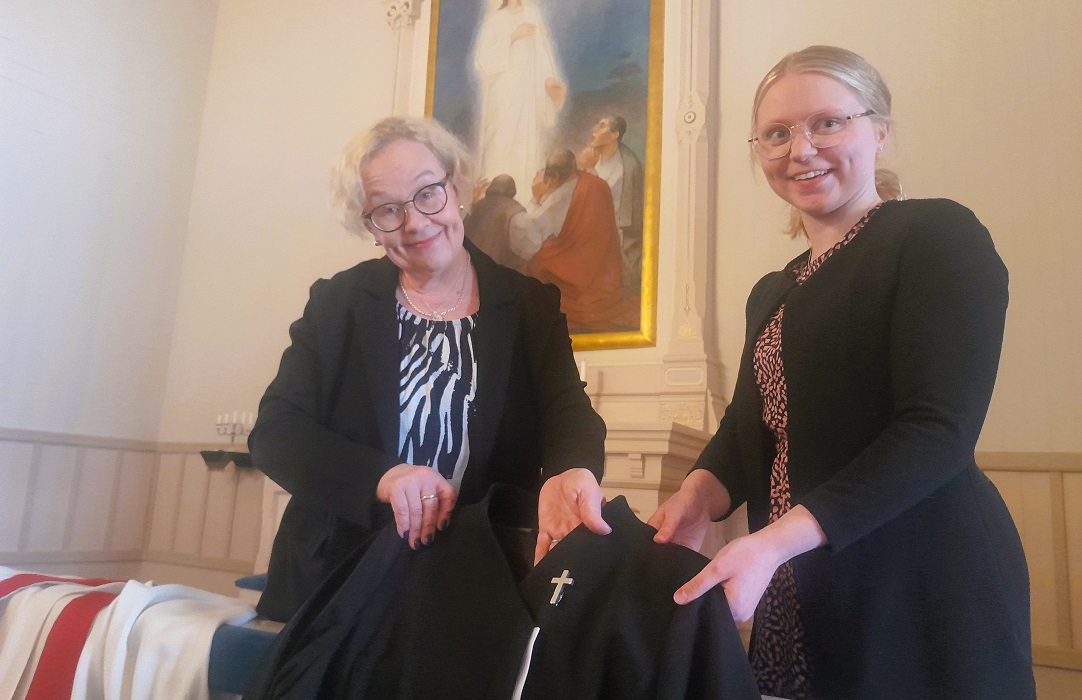 Pappisvihkimys Kuopion tuomiokirkossa Papeiksi vihittävät Päivi ja Karoliina tutkimassa papinvaatteita Lapinlahden kirkon alttarilla.