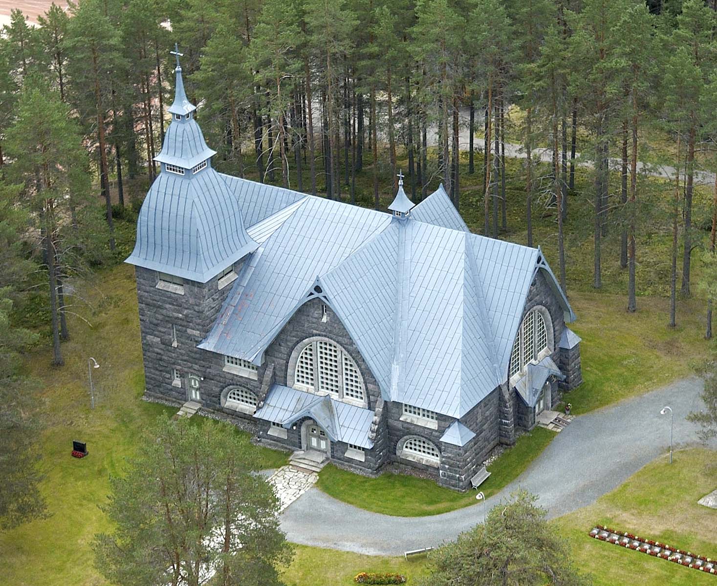 Varpaisjärven Pyhän Mikaelin kirkko Varpaisjärven graniittinen kirkko nurmialueineen ilmasta kuvattuna.