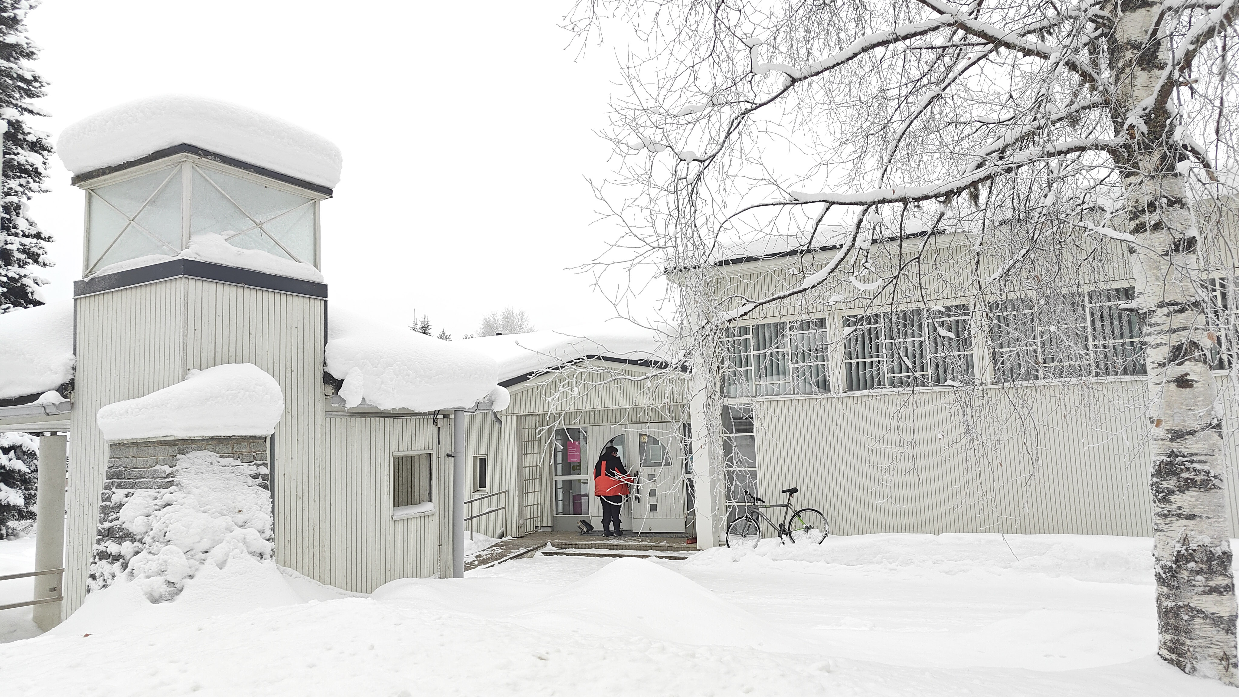 Varpaisjärven seurakuntatalo Varpaisjärven seurakuntatalon julkisivua ja sisäänkäynti talvella lumiseen aikaan.