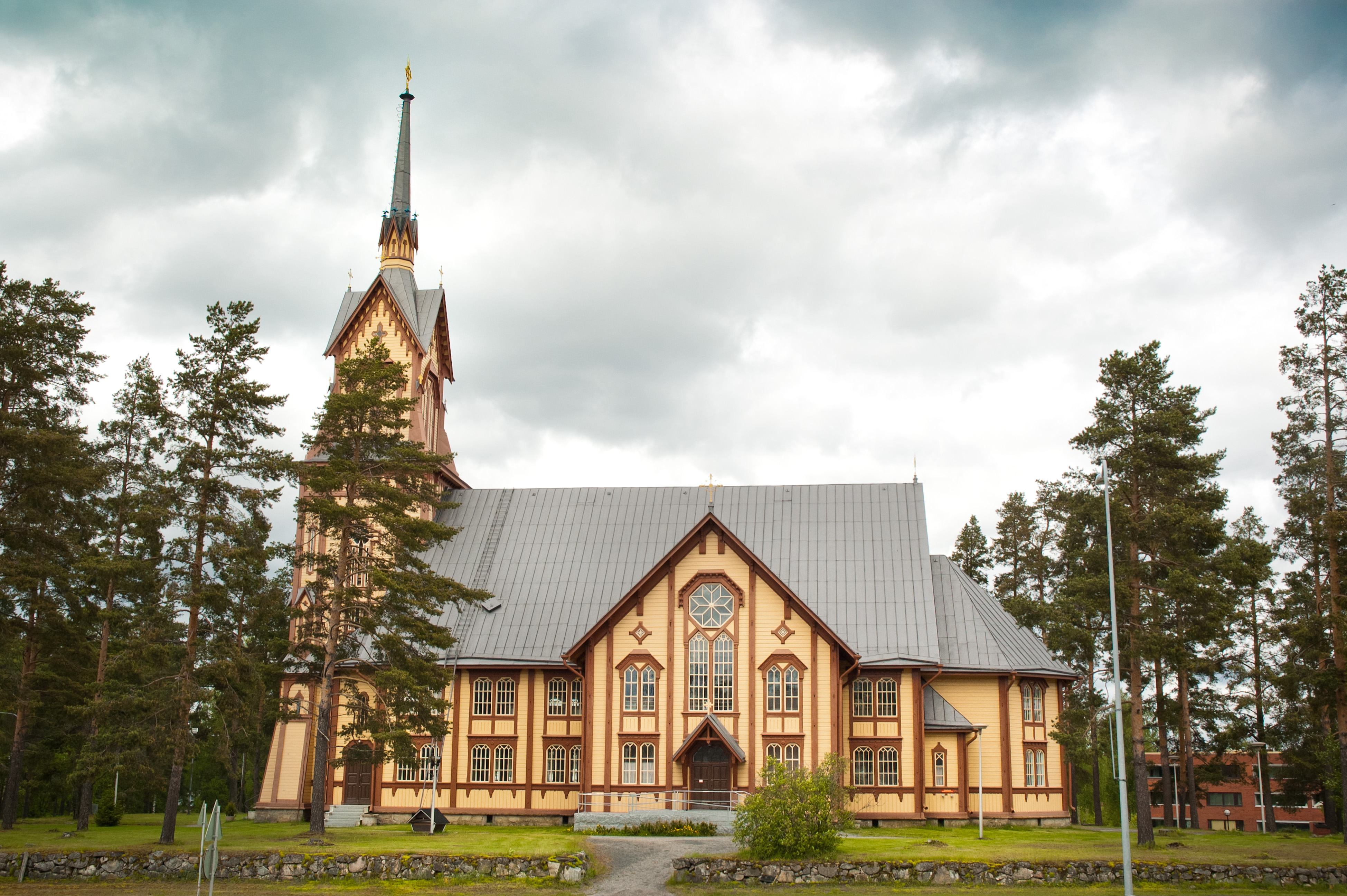Lapinlahden keltaisen puukirkon julkisivu.