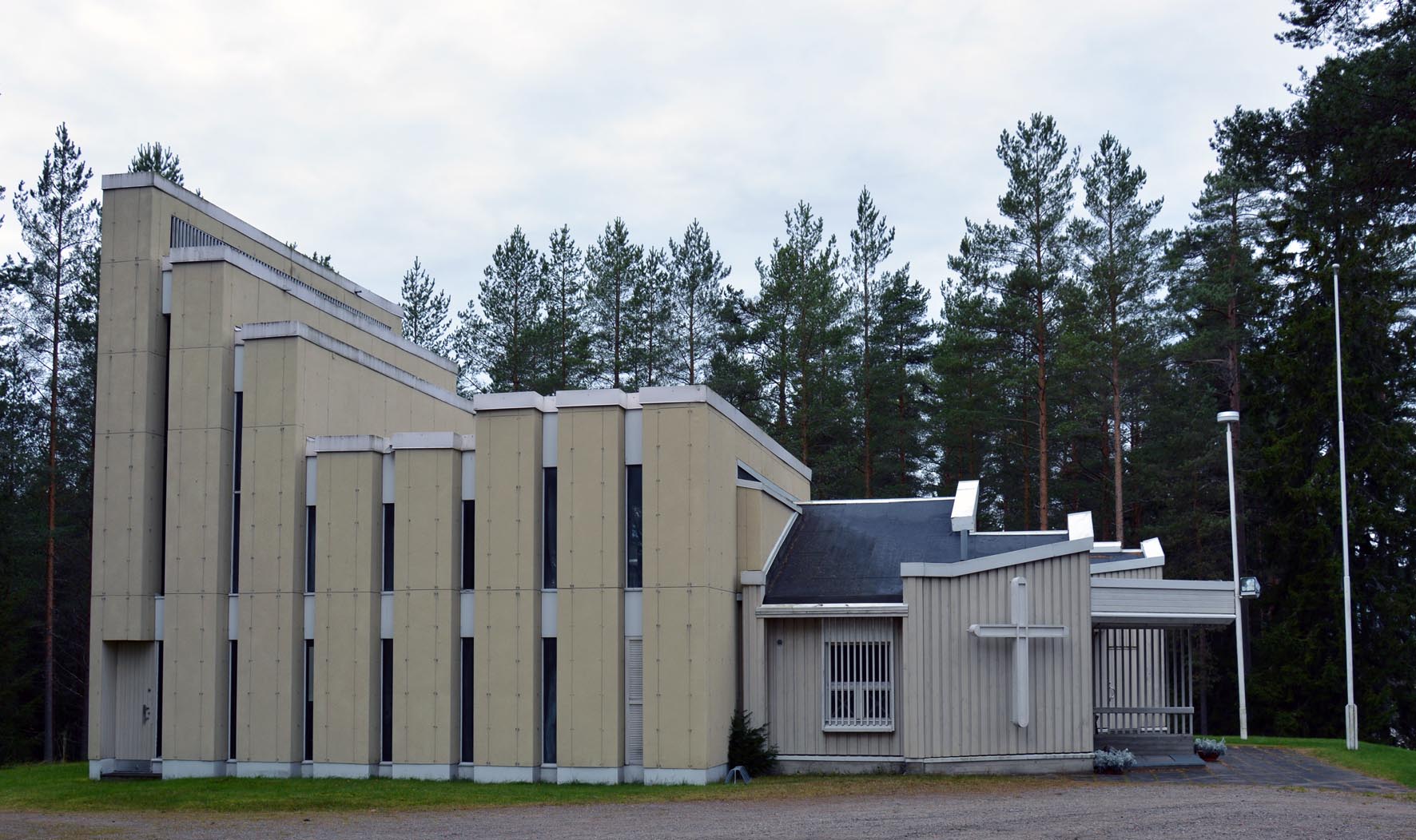 Alapitkän kirkko Valkea Alapitkän kirkko ja sen julkisivu ulkoapäin.