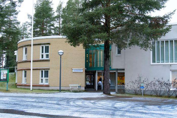 Lapinlahden seurakuntatalon keltainen, kaareva osa joka yhdistyy toimistorakennukseen yhdyskäytävällä. Talon edessä suuri mänty.