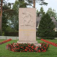 Lapinlahden sankarihautausmaa Lapinlahden sankarihautausmaan kivinen muistomerkki ja istutuksia ympärillä.
