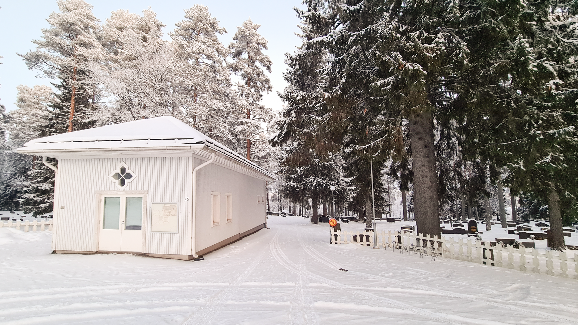 Varpaisjärven hautausmaa Varpaisjärven hautausmaalla sijaitseva pyöreähkö, muistolehto, jonne johtaa kivetty polku ja jossa on muistomerkin lisäksi penkkejä reunoilla.