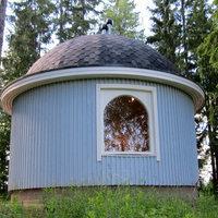 Kaijansaaren kappeli Pyöreä sininen kupolimainen rakennus, jossa tumma katto.