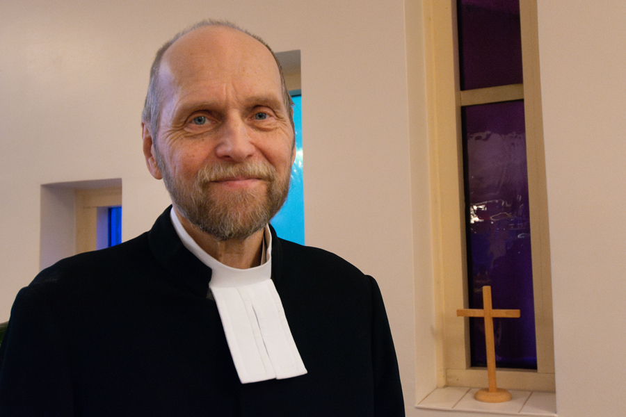 Kirkkoherra Lauri Jäntti seurakuntasalissa.