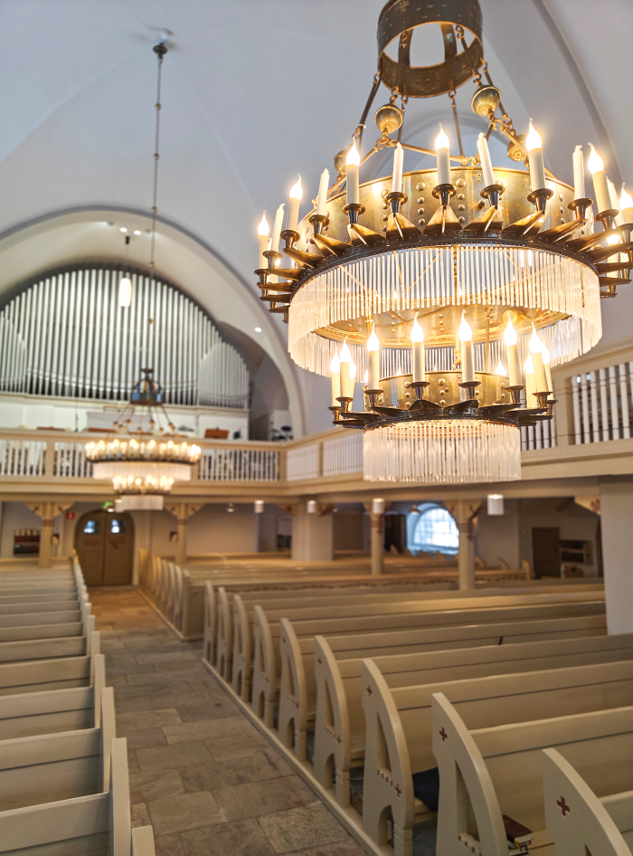 Kattokruunuja Varpaisjärven kirkossa.
